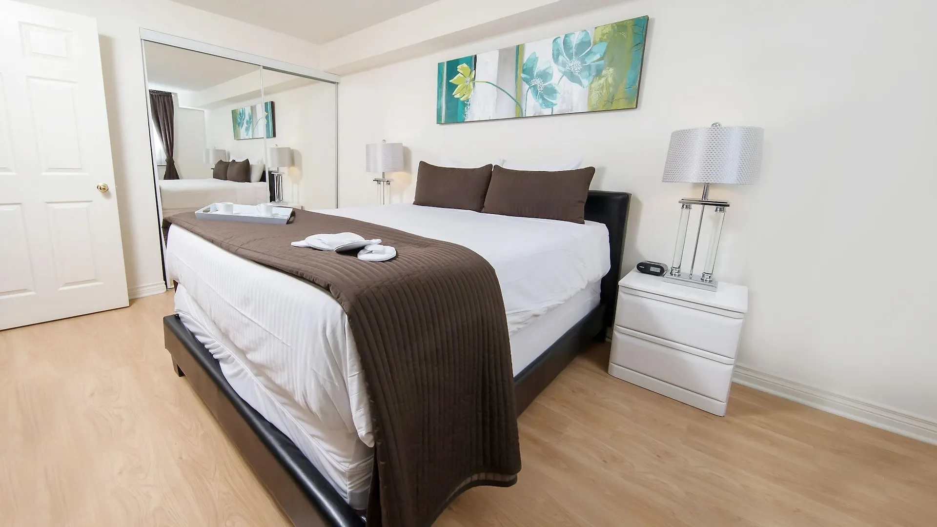 Canada Suites On Bay, Established 1998 Toronto